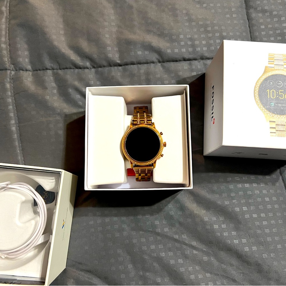 Fossil smart watch rose gold in mint condition only worn a few times.